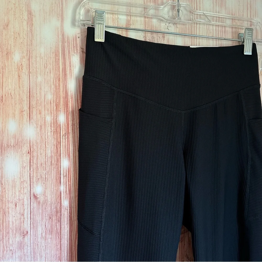 Old Navy Black High-Waisted PowerSoft Rib Pocket
Leggings - Picture 4 of 11